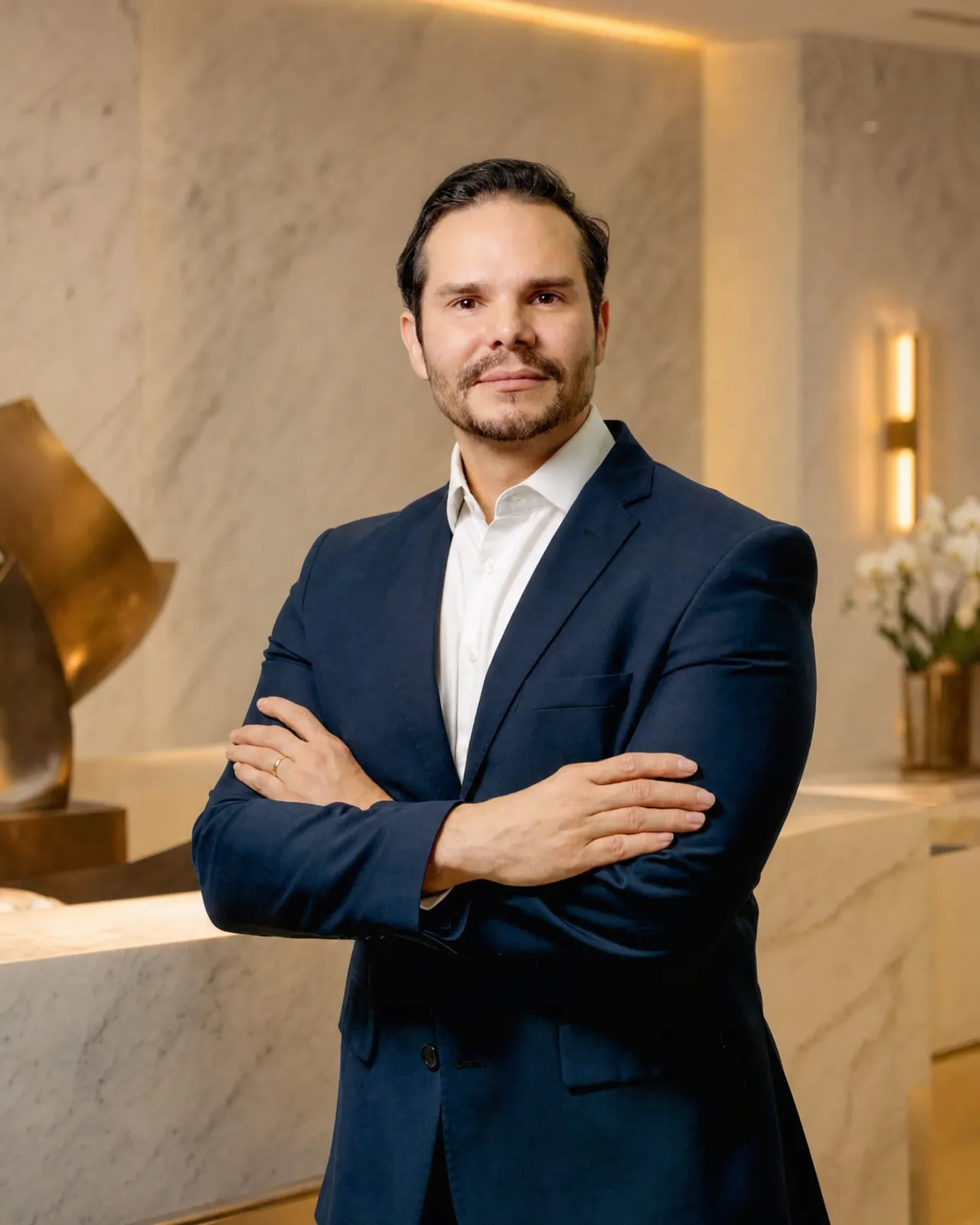 Dr. Hermes Marrero en su clínica