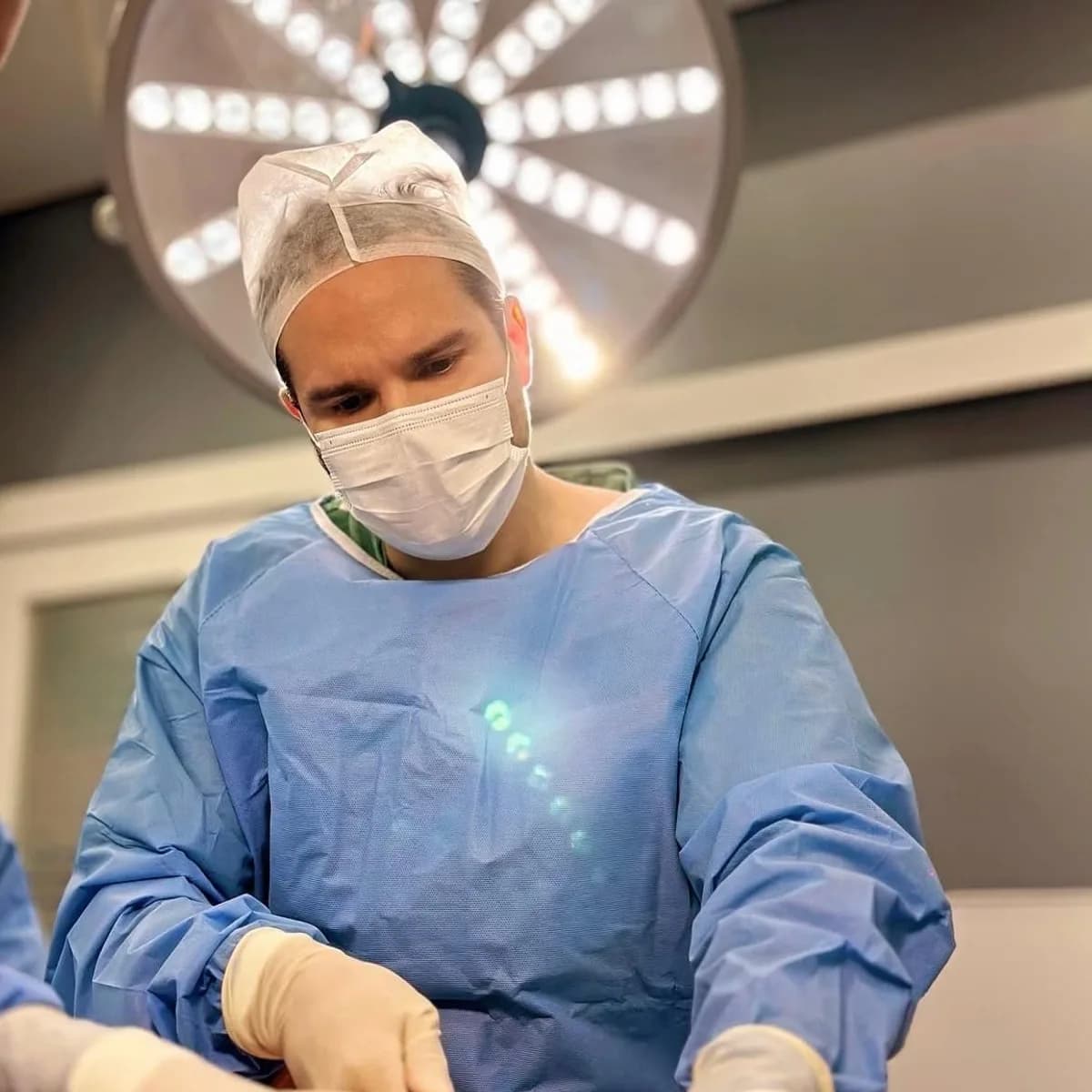El Dr. Hermes Marrero operando en quirófano